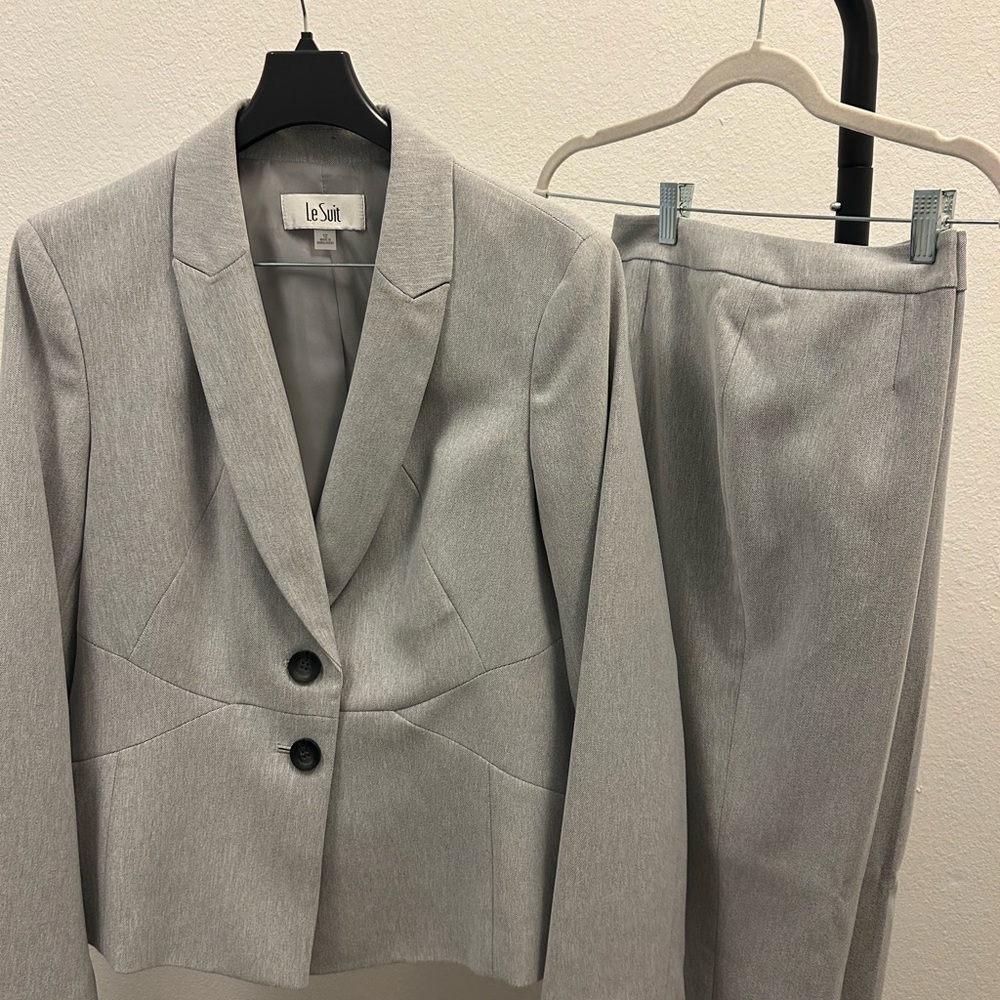 Le Suit Women’s Light Gray Blazer and high waisted Pants Set
